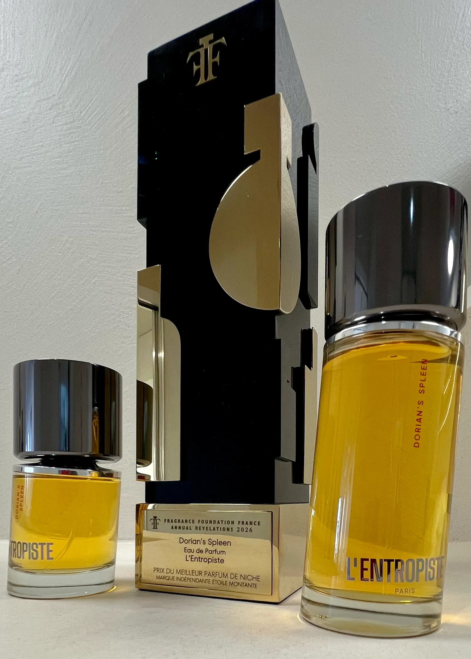 The black and gold trophy of the Fragrance Foundation France, standing between two bottles of Dorian’s Spleen: the 2026 prize for best niche fragrance, awarded to L’Entropiste.